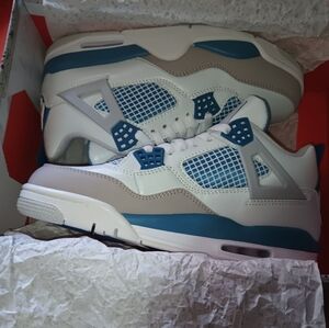 Jordan 4s